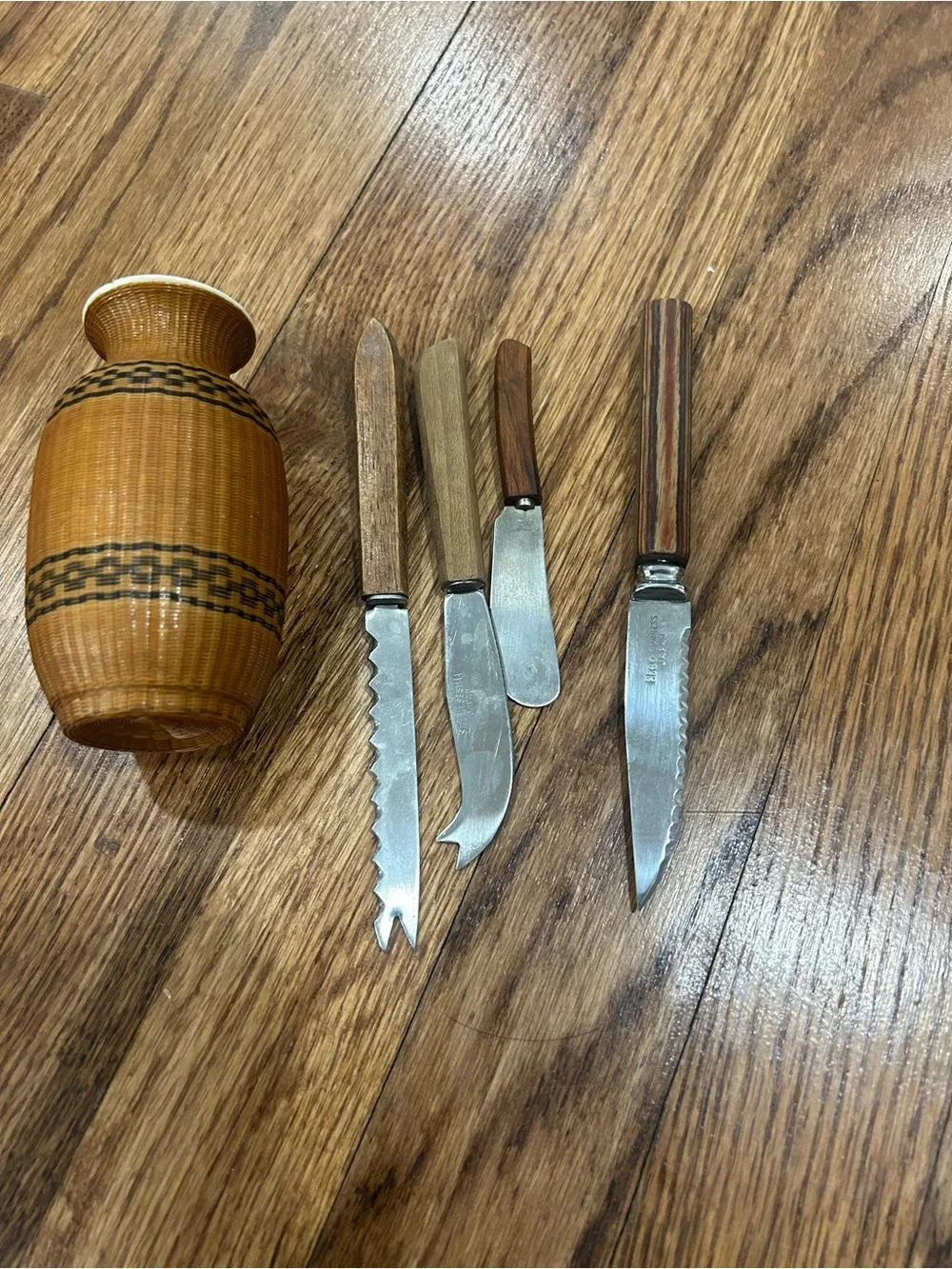 Wood-Handled Serrated butter-snack Knife Set with Brown Decorative Vase